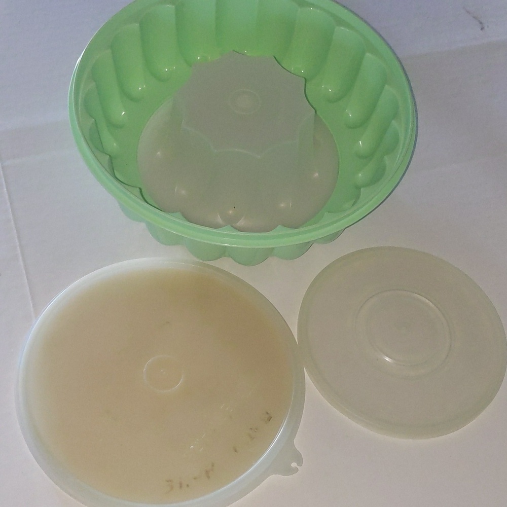 Tupperware lot. 1 jello mold with no lid. 1 Tupperware lids and 1 Stanley lid.